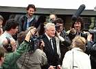 Der Bayrische Mimisterpräsident Max Streibl wird zur Eröffnung des Kanals am 25.09.1992 von Fotografen und Fernsehkameras umringt. : Fotograf, Politiker